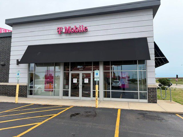 T-Mobile & UScellular Milwaukee Rd & Freeman Pkwy - 2933 Milwaukee Rd 