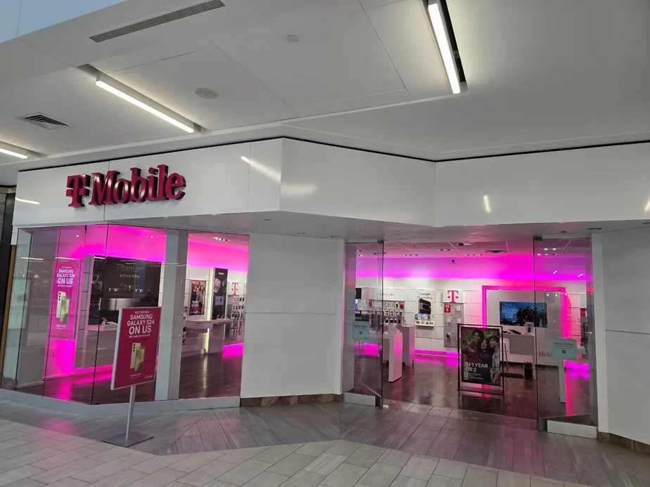Foto del exterior de la tienda T-Mobile en Burlington Mall, Burlington, MA