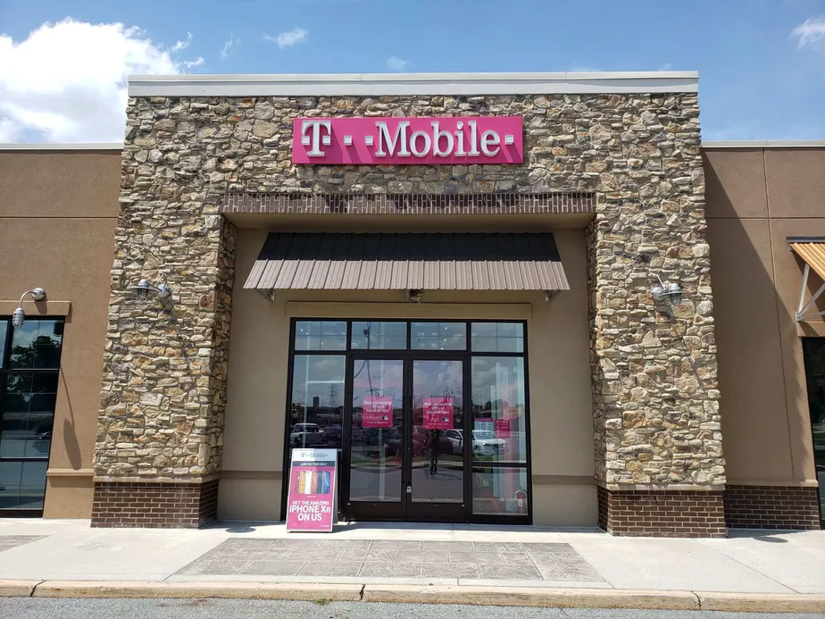 Foto del exterior de la tienda T-Mobile en Lincoln Hwy & Eastbrook Rd, Lancaster, PA