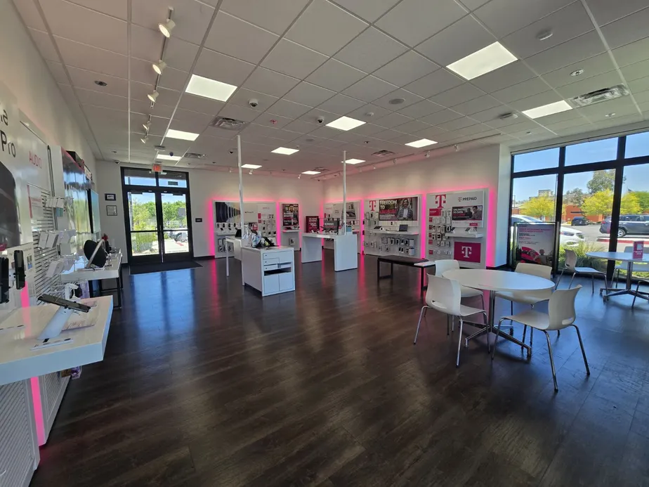 Foto del interior de la tienda T-Mobile en Main St & 13th St, Ramona, CA