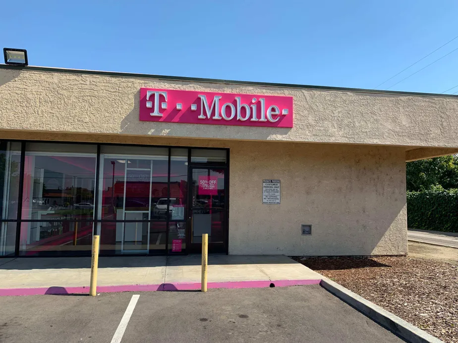 Foto del exterior de la tienda T-Mobile en E Manning Ave & N Fischer Ave, Reedley, CA