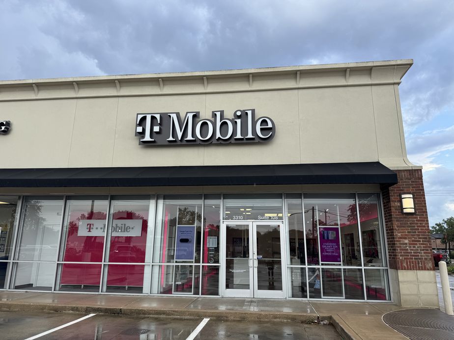Exterior photo of T-Mobile Store at Fm 518 & Walnut Dr, Pearland, TX