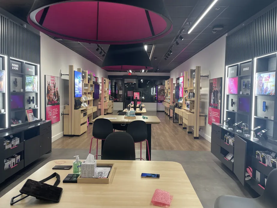 Foto del interior de la tienda T-Mobile en Lee Rd & Harvard Ave, Cleveland, OH