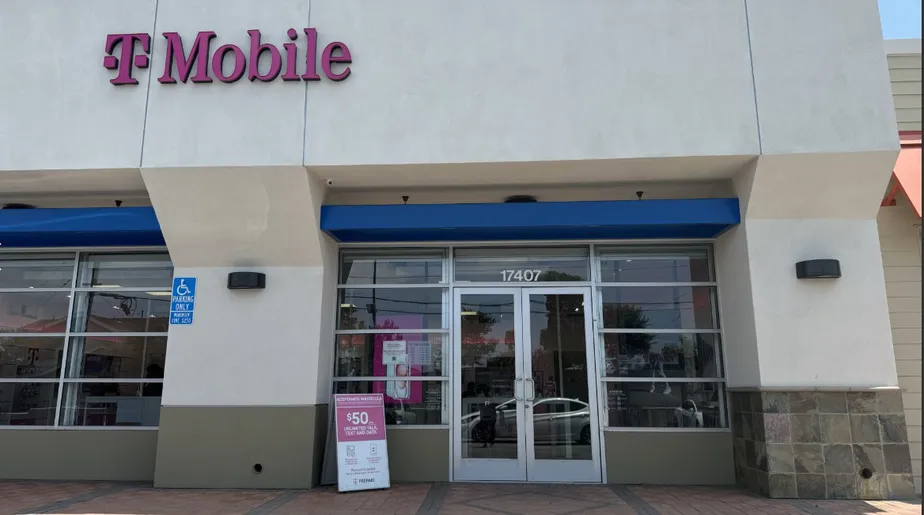 Foto del exterior de la tienda T-Mobile en Crenshaw & Artesia, Torrance, CA