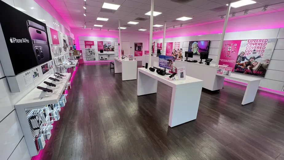 Foto del interior de la tienda T-Mobile en Park St & Pacific Ave, Alameda, CA
