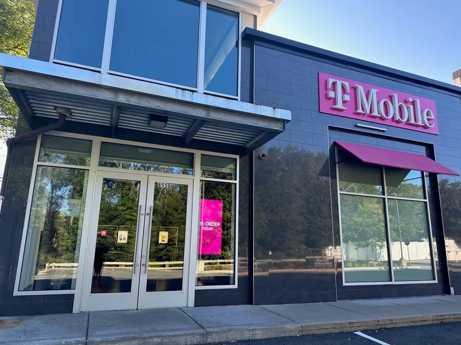 Foto del exterior de la tienda T-Mobile en Providence Hwy & Legacy Blvd, Dedham, MA
