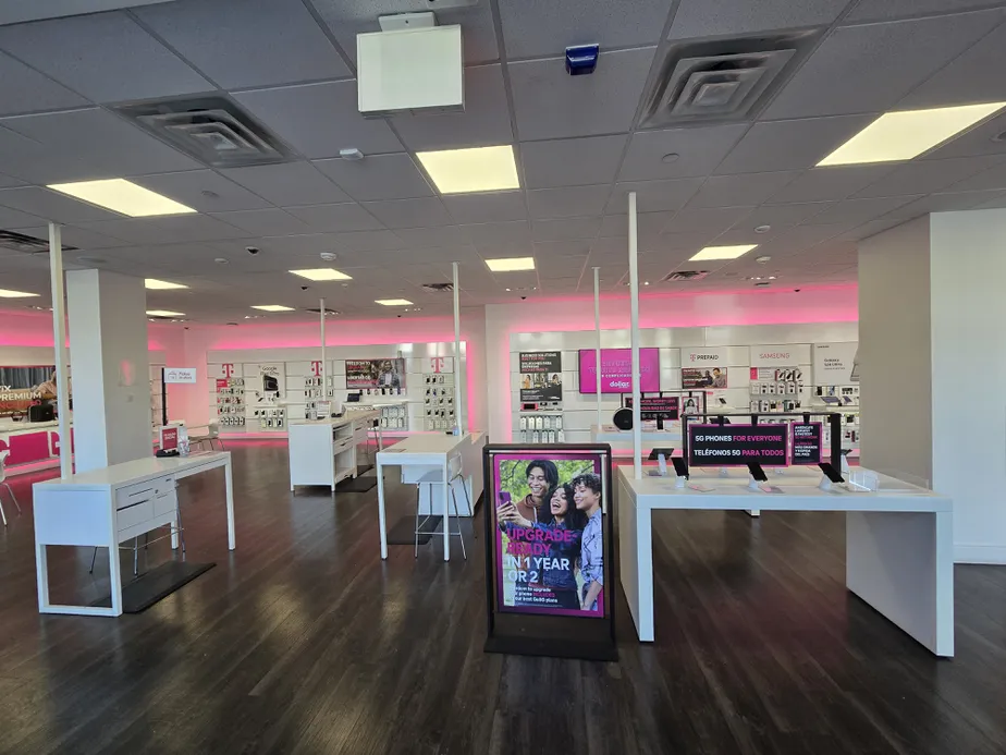 Foto del interior de la tienda T-Mobile en Northern & 87th, Jackson Heights, NY