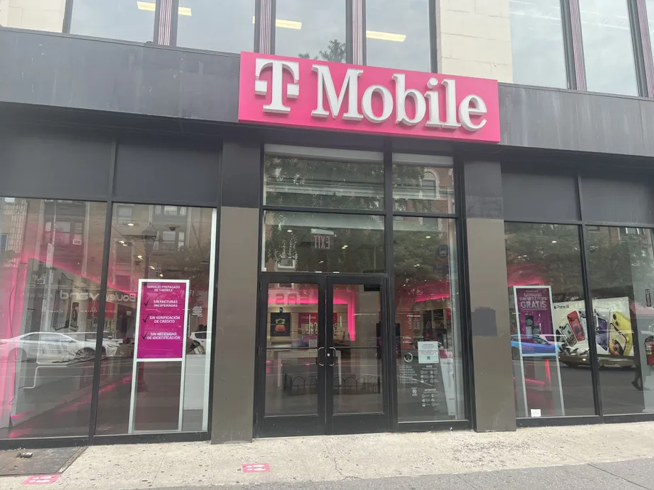 Foto del exterior de la tienda T-Mobile en Southern Blvd & Aldus St, Bronx, NY