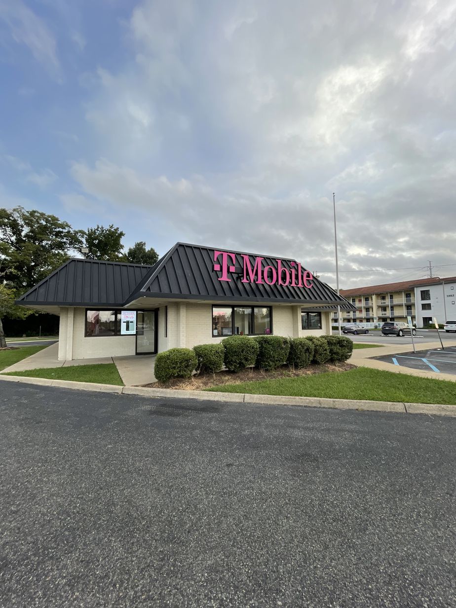  Exterior photo of T-Mobile Store at West Mercury Blvd, Hampton, VA 