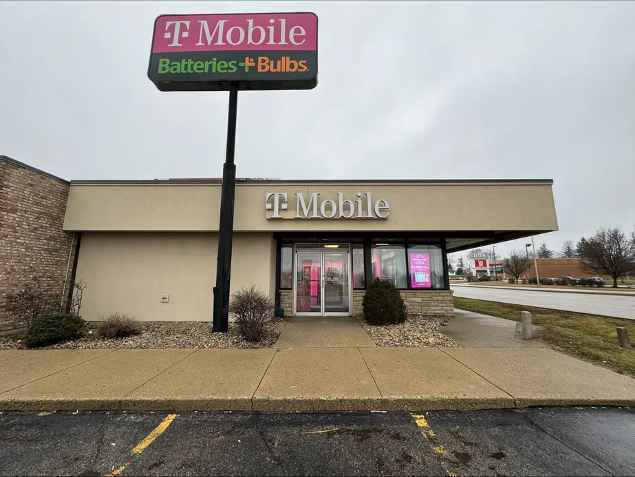 Exterior photo of T-Mobile Store at Main St & S 37th St, Richmond, IN