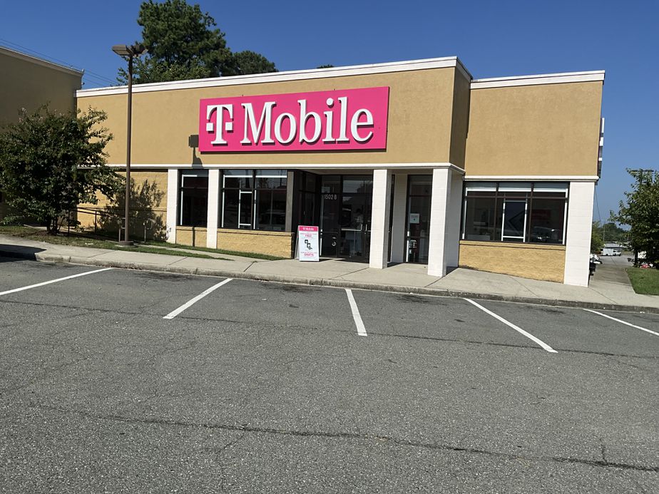 Exterior photo of T-Mobile Store at Parham & Quioccasin, Richmond, VA