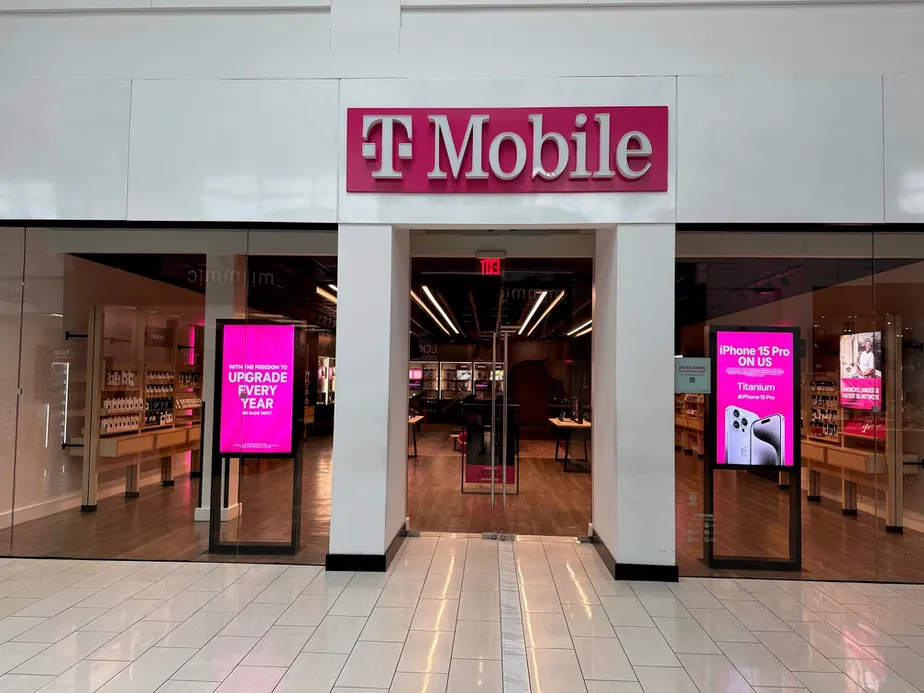 Foto del exterior de la tienda T-Mobile en Florida Mall, Orlando, FL