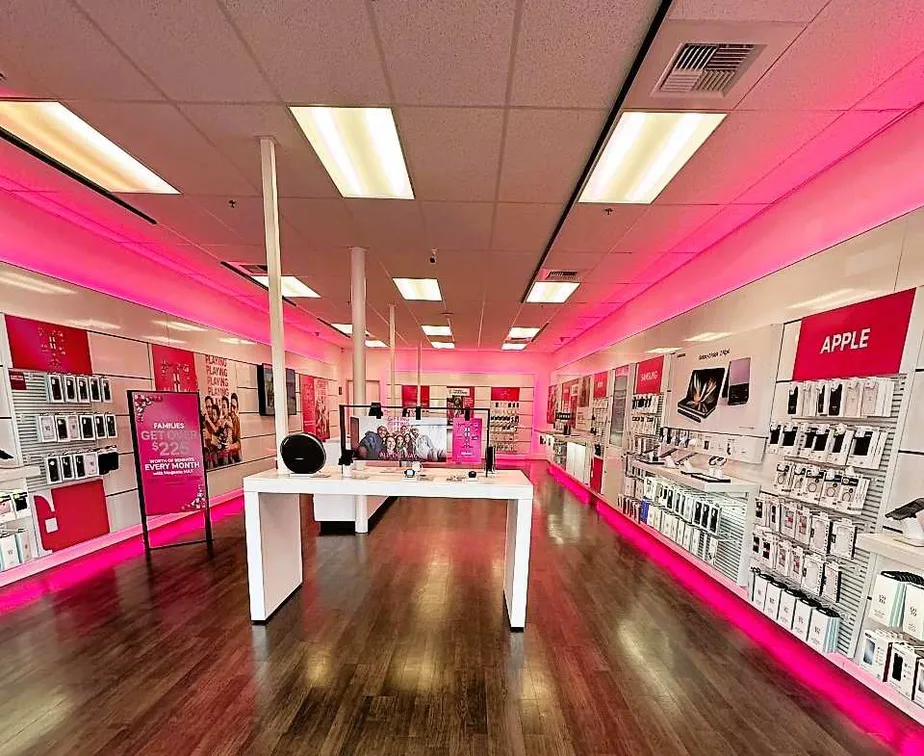 Foto del interior de la tienda T-Mobile en El Camino Real & Del Rio Rd, Atascadero, CA