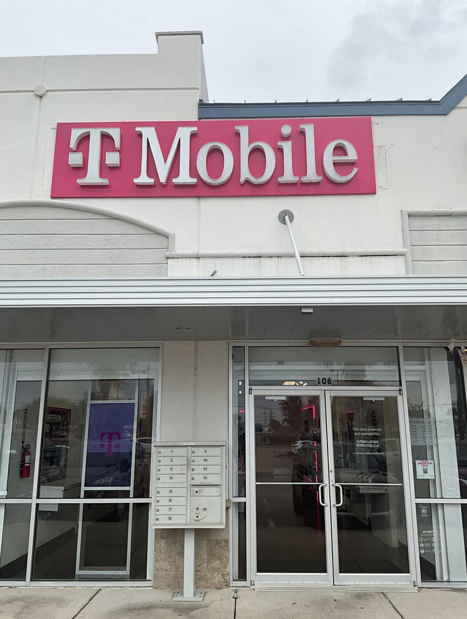 Exterior photo of T-Mobile Store at Farm Rd 518 & Hanson Rd, Kemah, TX