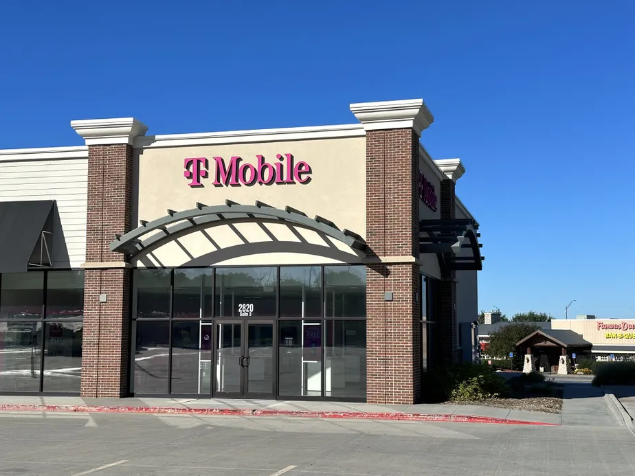  Exterior photo of T-Mobile Store at Pine Lake Rd & S 27th St, Lincoln, NE 