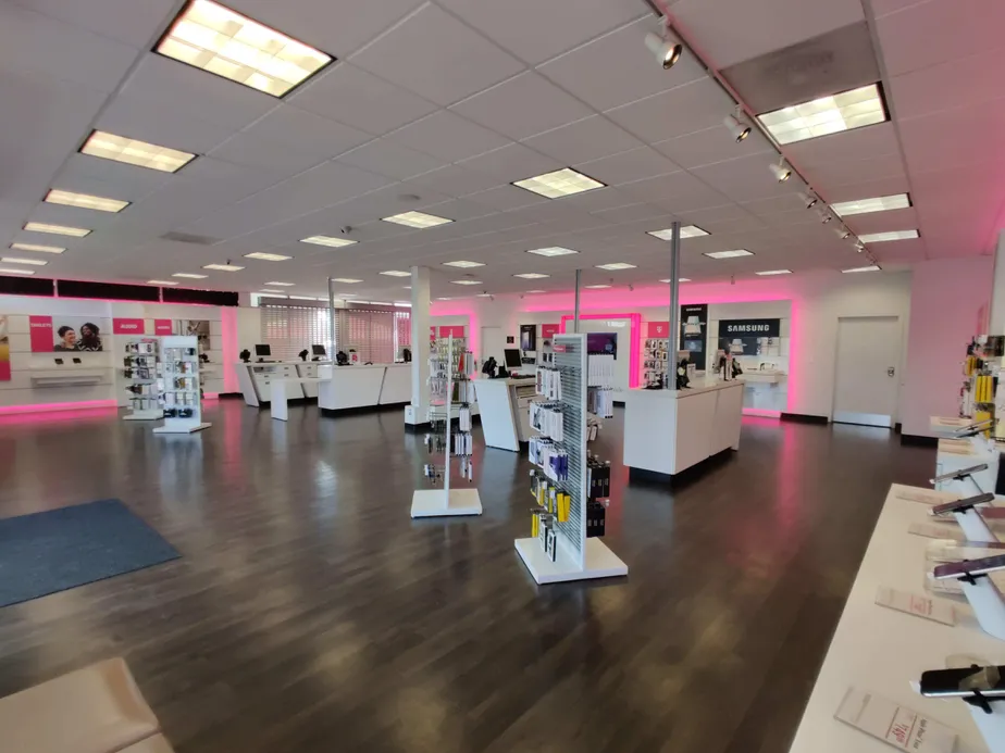 Foto del interior de la tienda T-Mobile en McHenry Ave & Granger 2, Modesto, CA