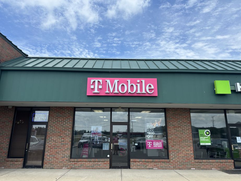 Exterior photo of T-Mobile Store at Lafayette St & Keny Blvd, London, OH