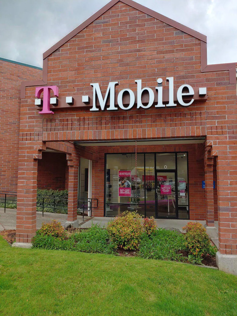Exterior photo of T-Mobile store at Sw Pacific Hwy & Sw Durham, Tigard, OR