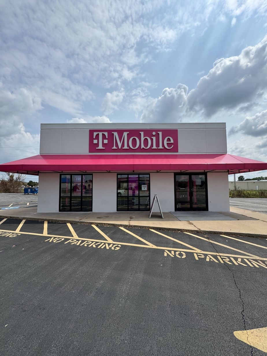 Exterior photo of T-Mobile Store at Clemon Dr & Hwy 59, Neosho, MO