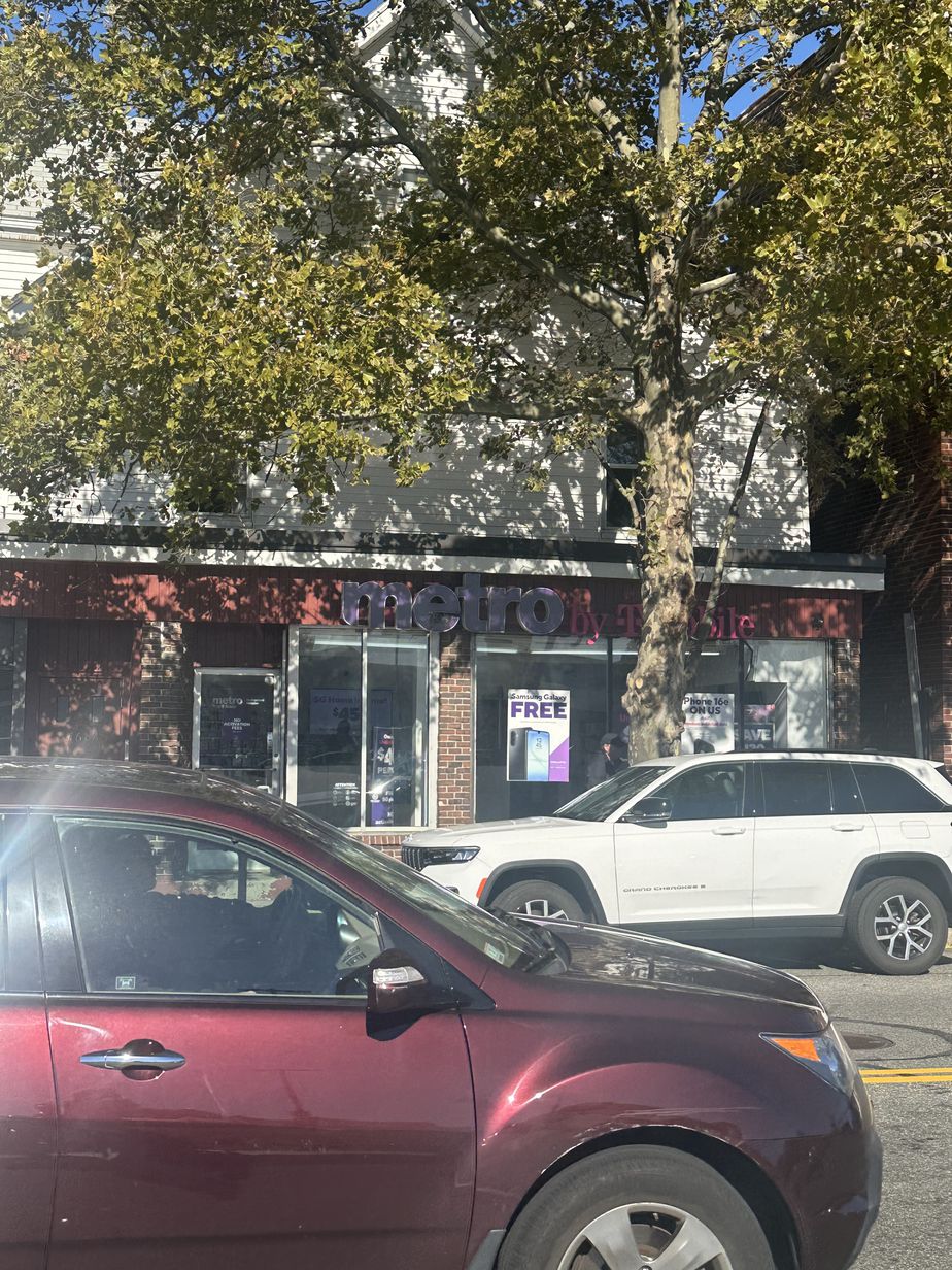 Metro by T-Mobile 470 Salem St - 470 Salem St