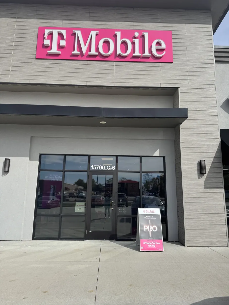  Exterior photo of T-Mobile Store at US 169 & Hospital Dr, Smithville, MO 