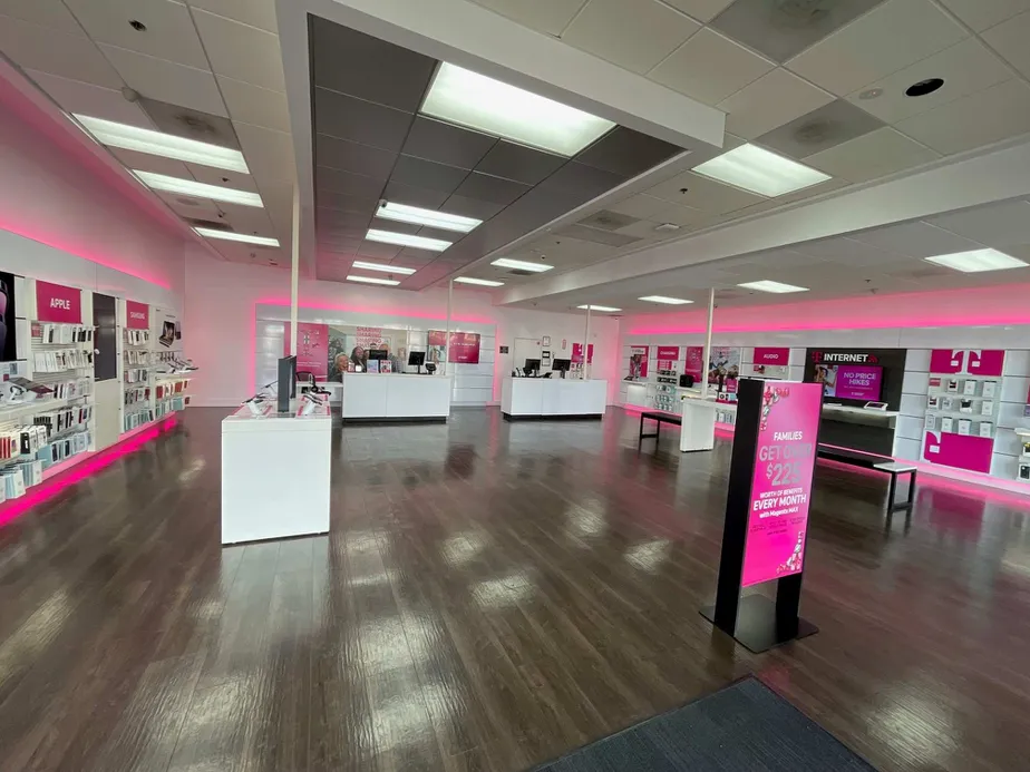 Foto del interior de la tienda T-Mobile en Newhope & Southpark, Fountain Valley, CA