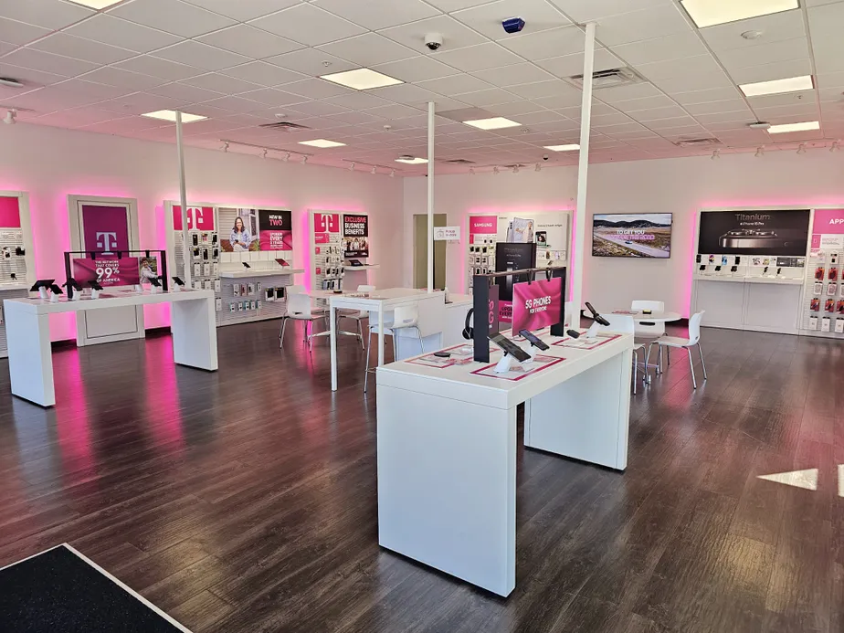 Foto del interior de la tienda T-Mobile en Dekalb St & State Rd S-28-130, Camden, SC