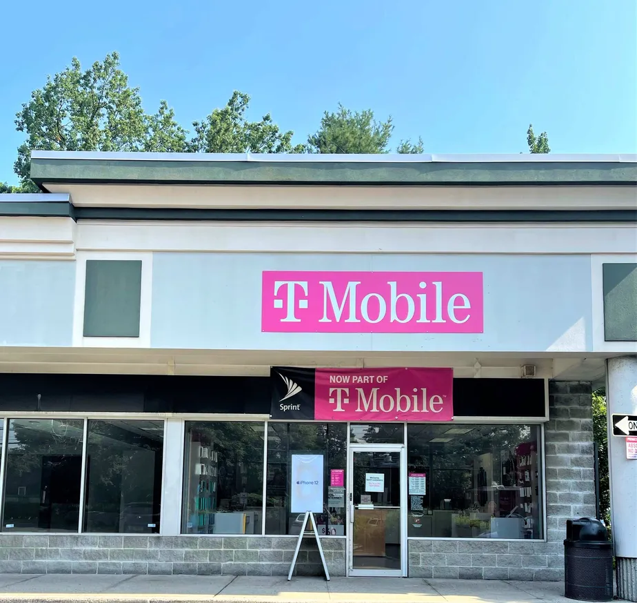 Exterior photo of T-Mobile Store at Mclean Ave & Cumberland Dr, Yonkers, NY