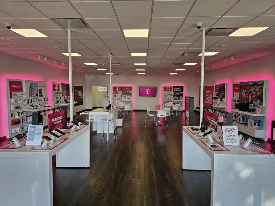 Foto del interior de la tienda T-Mobile en Embassy Oaks, San Antonio, TX