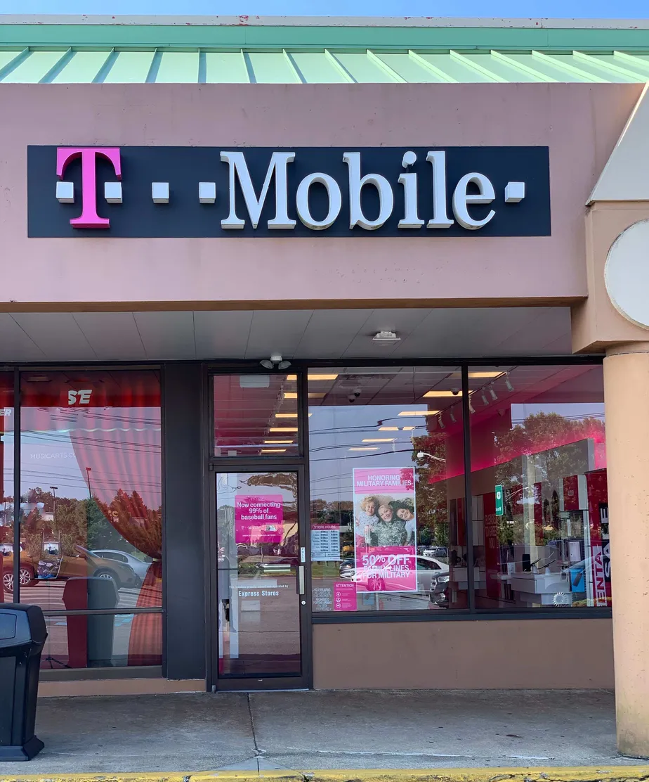 Exterior photo of T-Mobile store at Route 37 & Main, Toms River, NJ