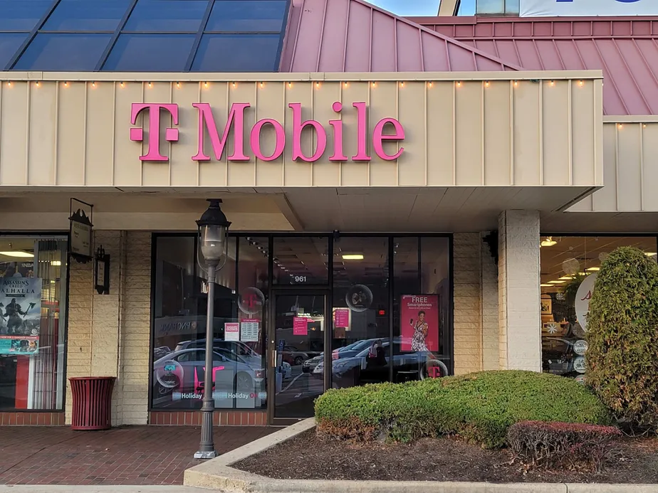 Foto del exterior de la tienda T-Mobile en Freeport Rd & E Allegheny Dr, Pittsburgh, PA