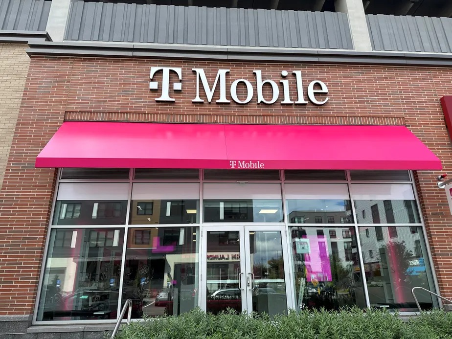 Foto del exterior de la tienda T-Mobile en Arsenal Yards, Watertown, MA