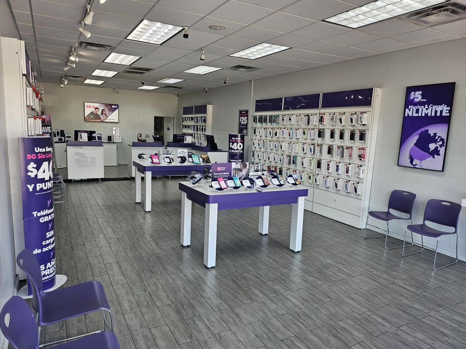 Metro by T-Mobile 405 W University Dr - 405 W University Dr 