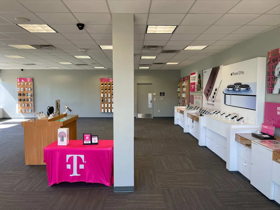  Interior photo of T-Mobile Store at SW Topeka Blvd & SW 30th St, Topeka, KS 
