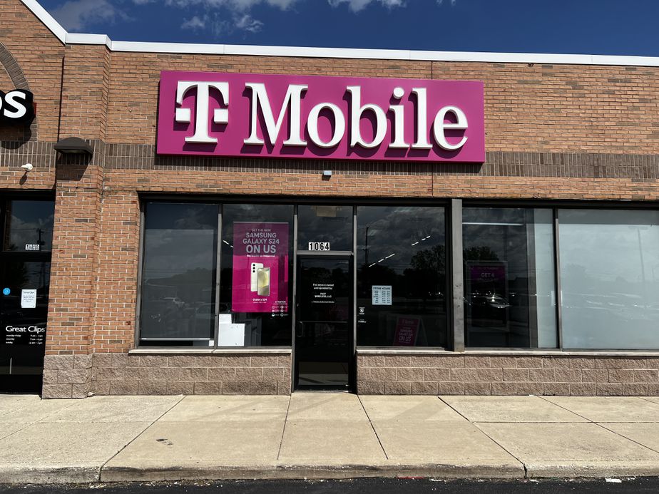 Exterior photo of T-Mobile Store at N Main St & Parkview Dr, Bowling Green, OH