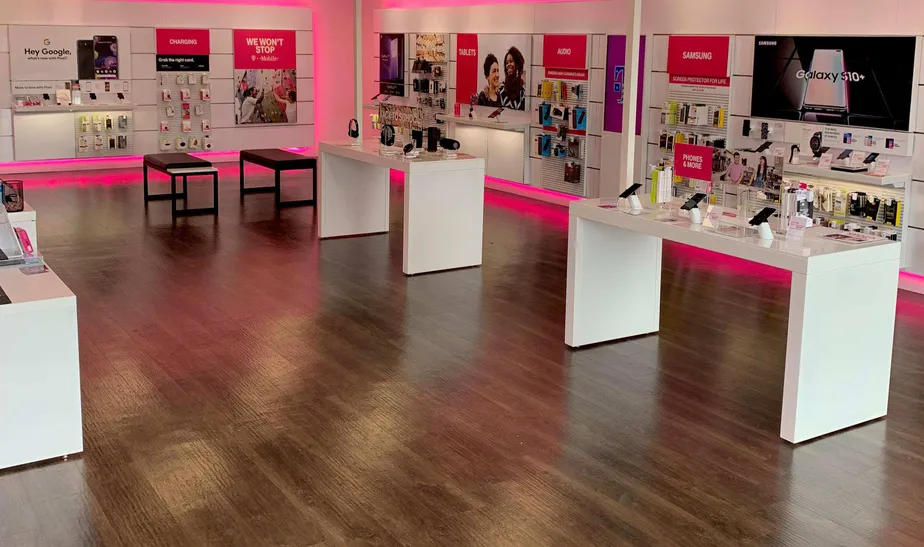 Foto del interior de la tienda T-Mobile en Dalton Ave & Merrill Rd, Pittsfield, MA
