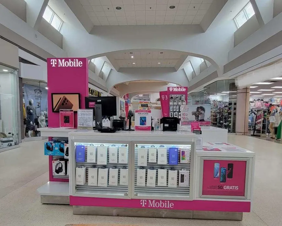 Exterior photo of T-Mobile Store at Plaza Del Norte Mall, Hatillo, PR