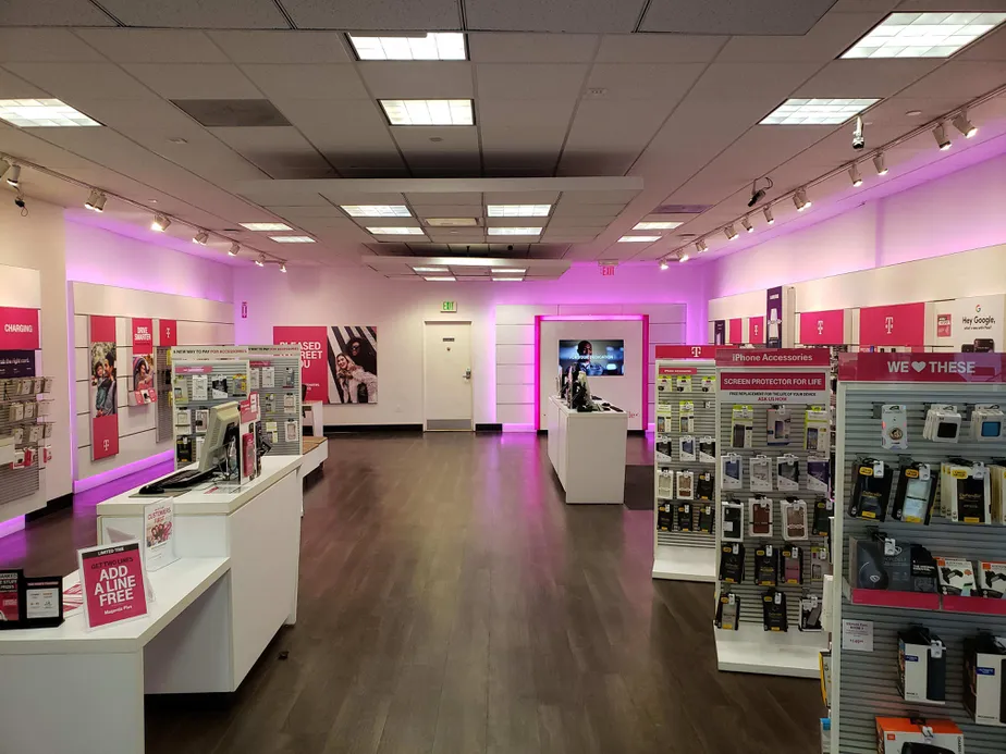 Foto del interior de la tienda T-Mobile en Brea Mall, Brea, CA
