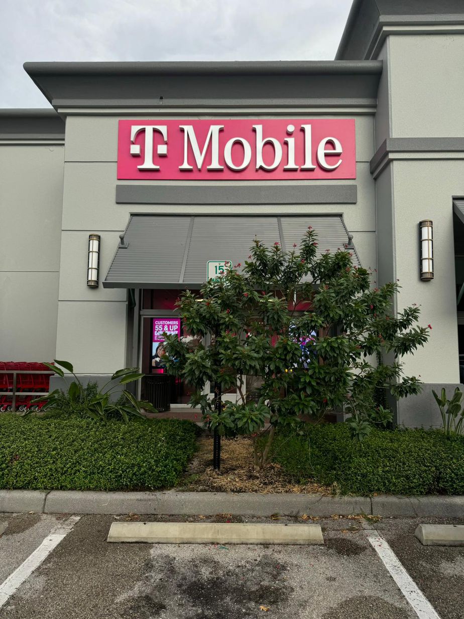 Exterior photo of T-Mobile Store at Tamiami Trl N & 106th Ave N, Naples, FL
