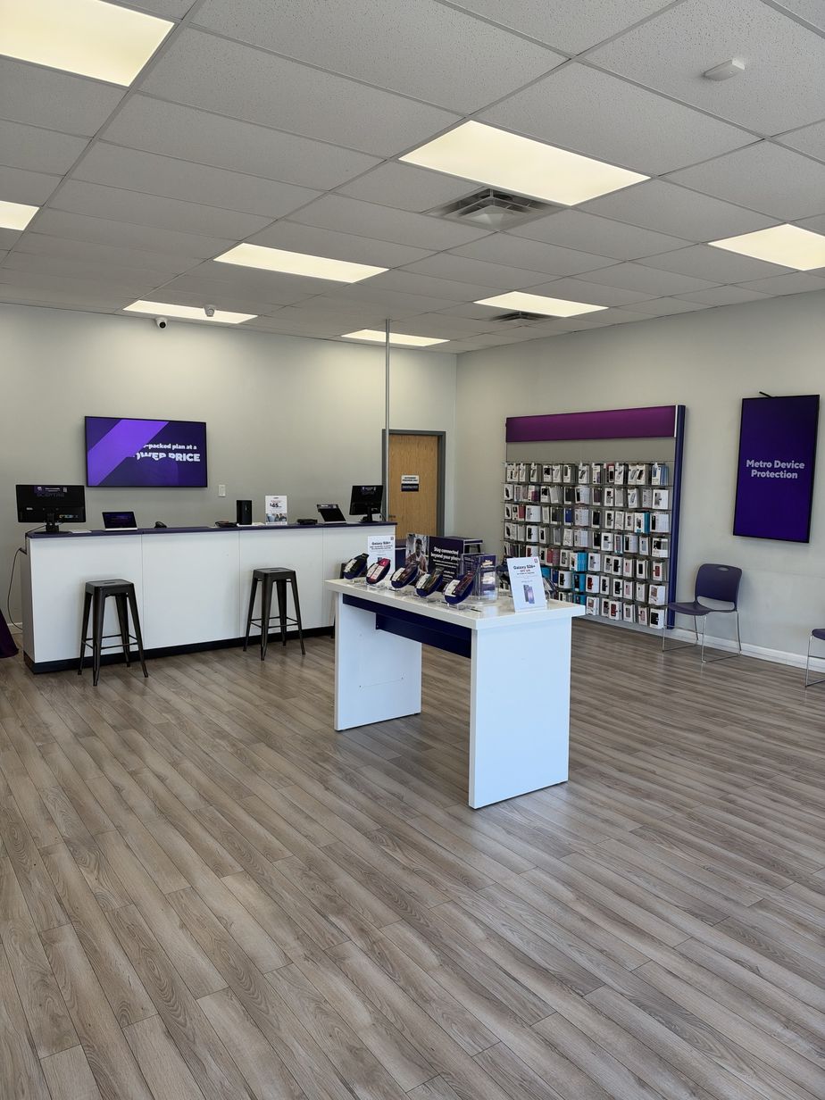 Metro by T-Mobile 3021 SE 14th St - 3021 SE 14th St 