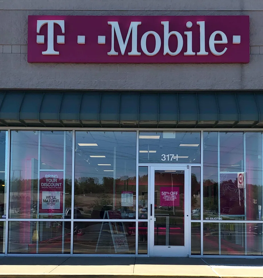 Exterior photo of T-Mobile store at Homer Adams Pkwy & Alton Sq Mall Dr, Alton, IL
