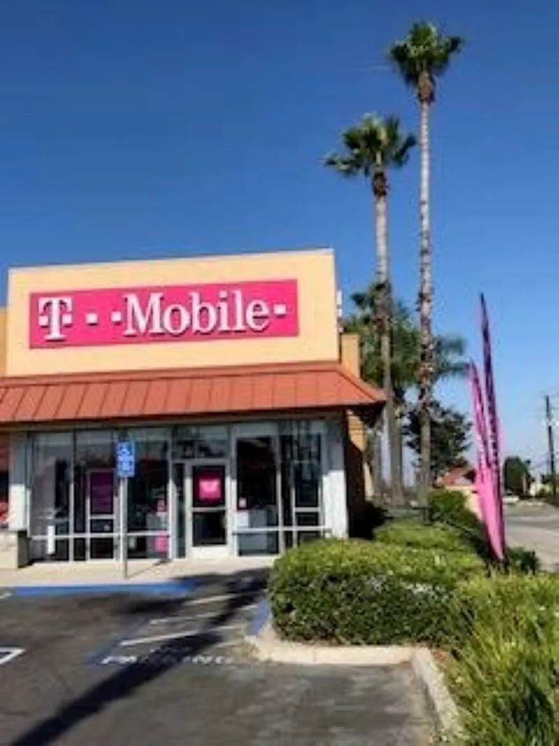 Foto del exterior de la tienda T-Mobile en Baseline & Western, San Bernardino, CA