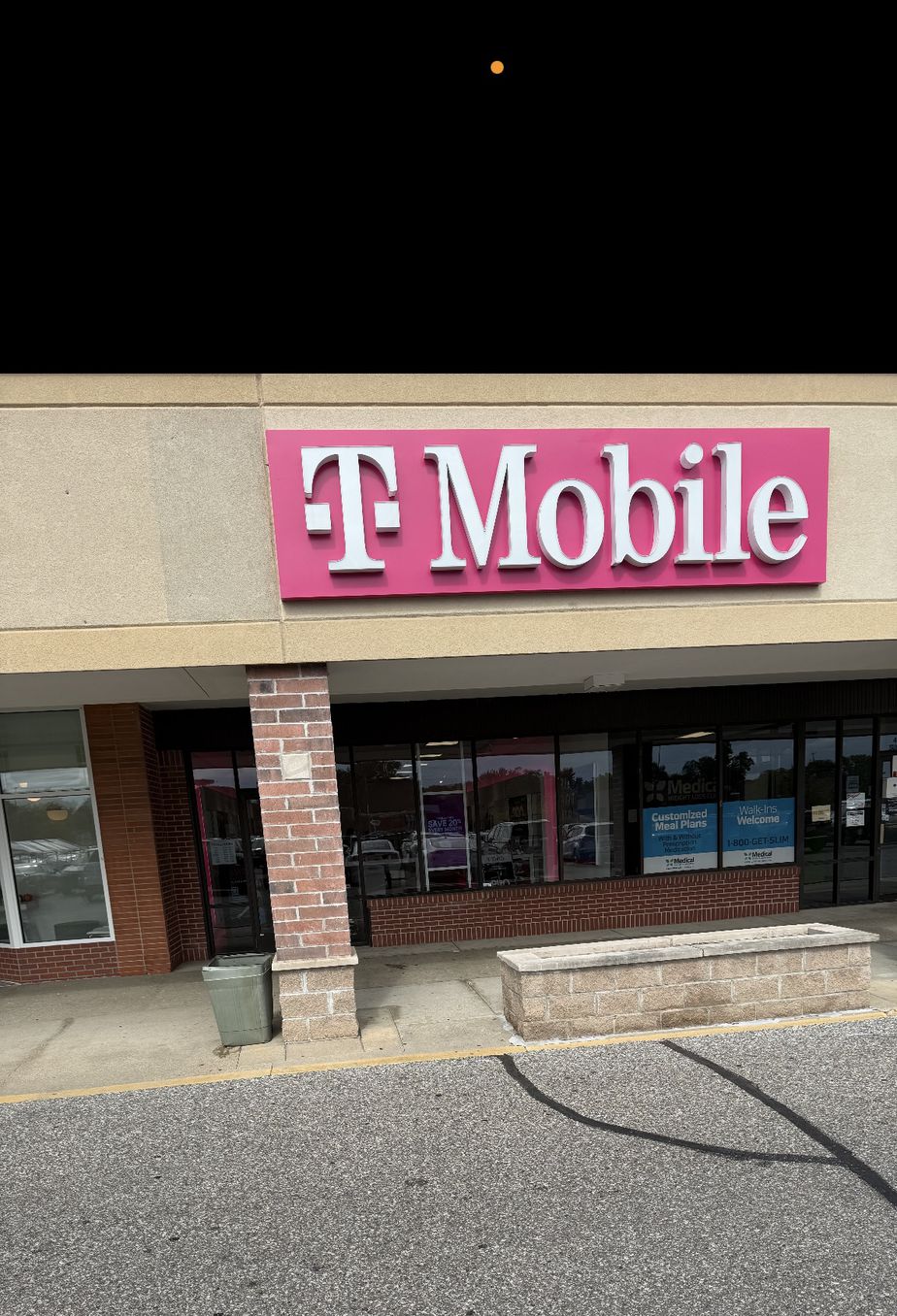 Exterior photo of T-Mobile Store at State St & Hemmeter Rd, Saginaw, MI