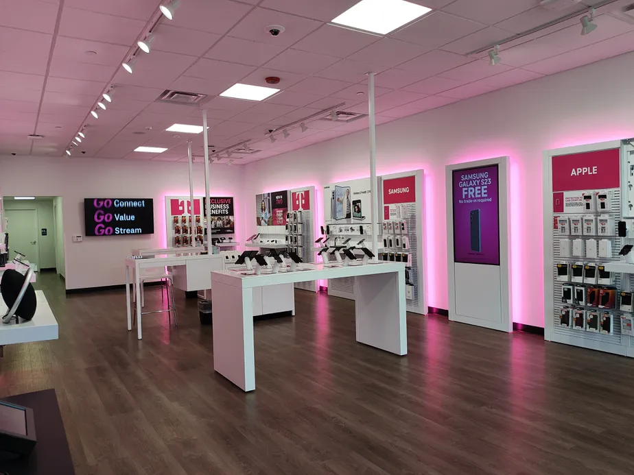 Foto del interior de la tienda T-Mobile en Lordens Plaza, Milford, NH