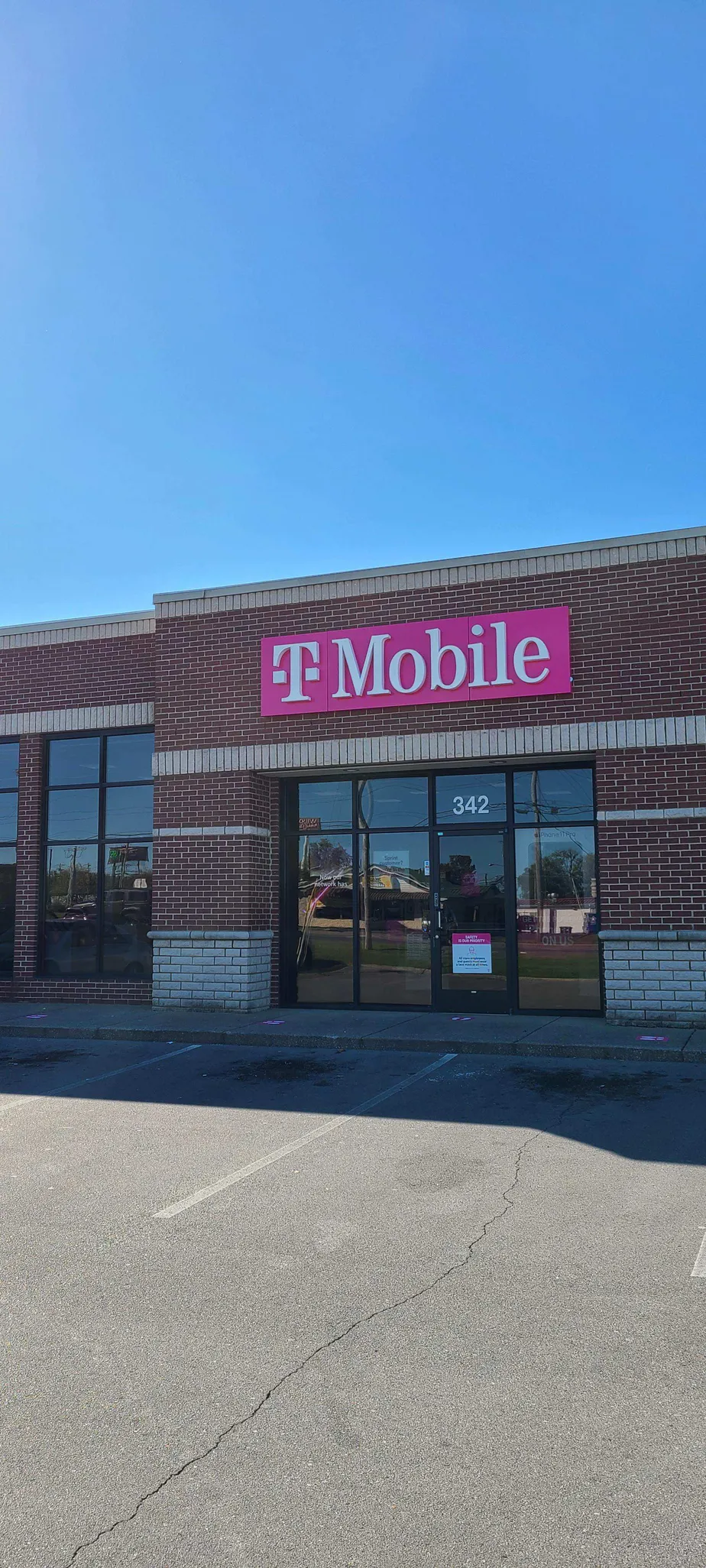 Exterior photo of T-Mobile store at S Cumberland St & Leeville Pike, Lebanon, TN