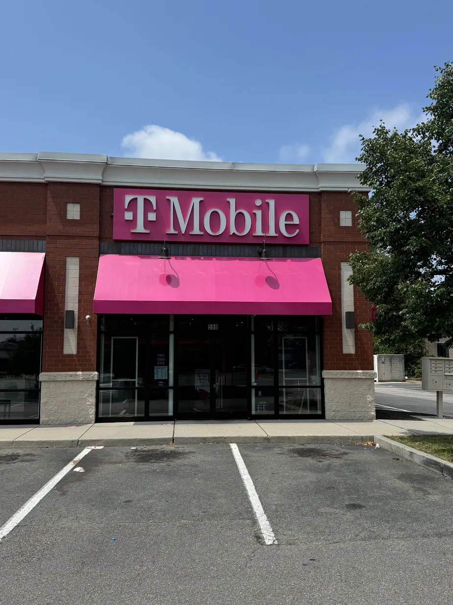  Exterior photo of T-Mobile Store at Staples Mill Rd and Parham Rd, Richmond, VA 