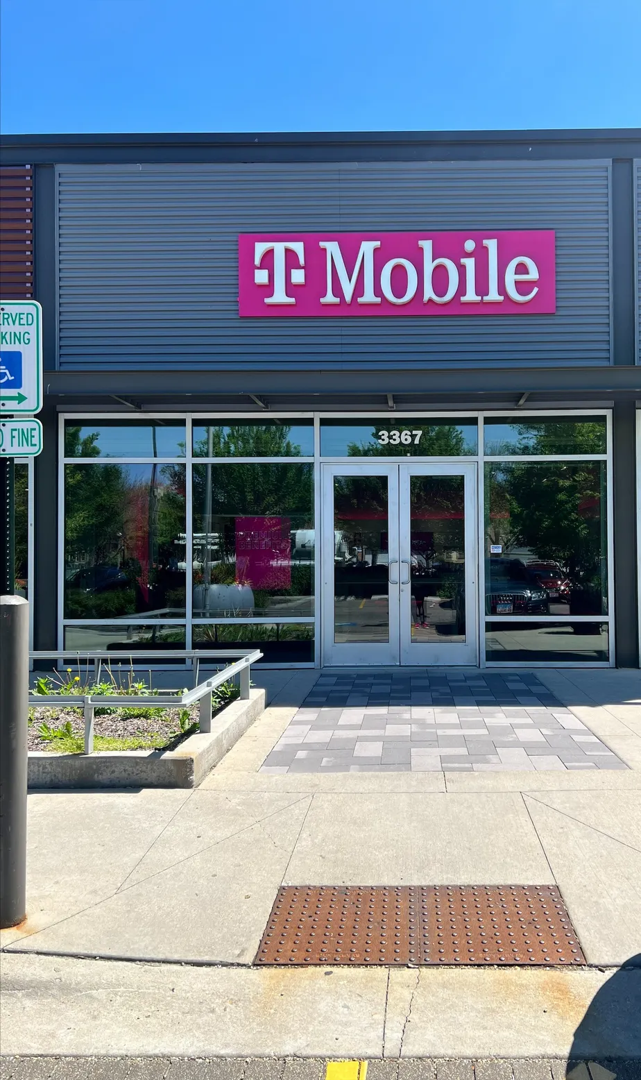 Foto del exterior de la tienda T-Mobile en 35th & King Drive, Chicago, IL