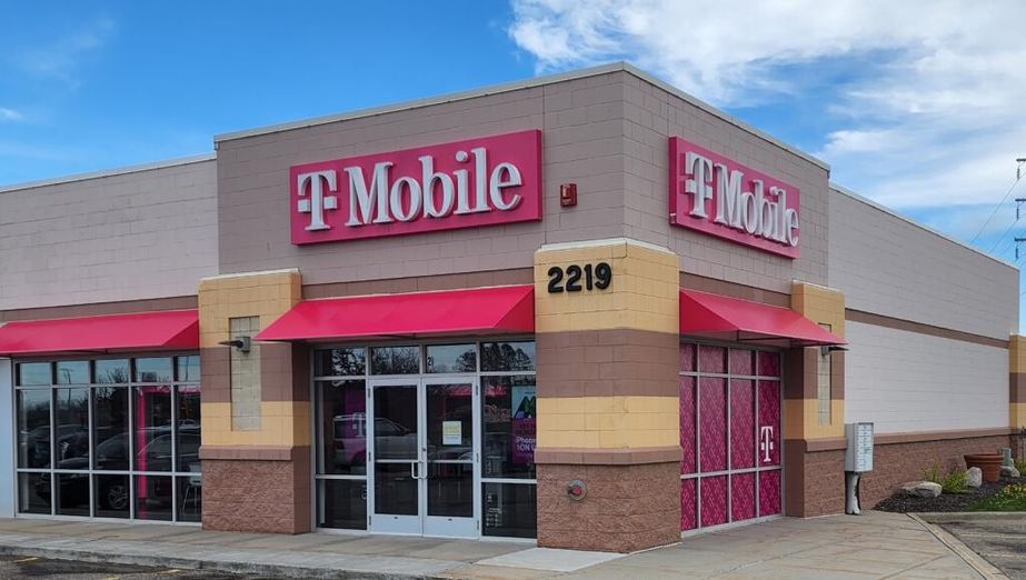 Exterior photo of T-Mobile Store at Bemidji Commons, Bemidji, MN