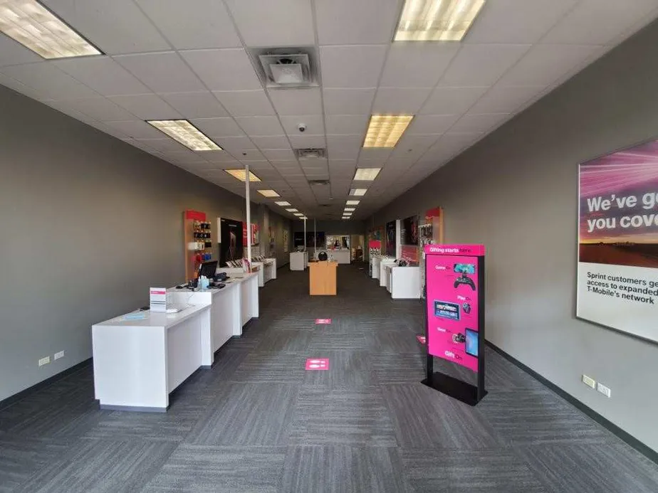 Foto del interior de la tienda T-Mobile en Isabella Dr & Waldron Way, Big Rapids, MI