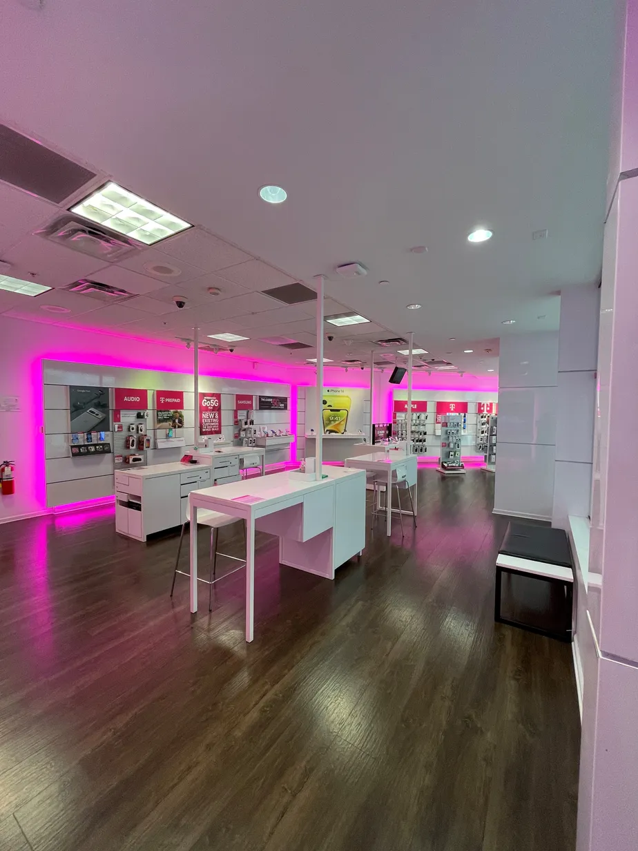 Foto del interior de la tienda T-Mobile en South Bay Galleria, Redondo Beach, CA